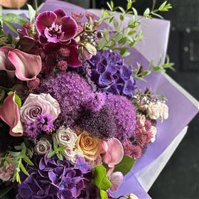 fwthumbLuxury gift bouquet including purple hydrangeas, Lilys Flowers Surrey.jpg